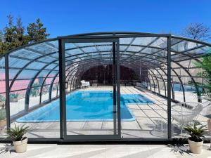 una piscina en una casa de cristal en BOHO HOUSE, en Ustrzyki Dolne