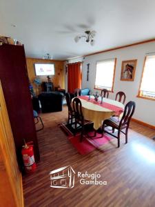 sala de estar con mesa y sillas en una habitación en REFUGIO GAMBOA en Castro