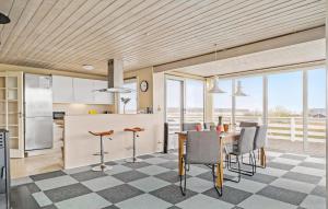 cocina y comedor con mesa y sillas en Nice Home In Haderslev With Kitchen en Diernæs