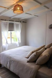 1 dormitorio con 1 cama grande y ventana en The Old Cottage - Country Couples Retreat en Tomerong