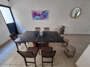 comedor con mesa con sillas y espejo en Casa muy Ubicada Amplia con alberca Montejo SD, en Querétaro