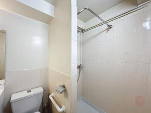 uma casa de banho com um WC e um chuveiro em Studio Lamalou-les-Bains, 1 pièce, 2 personnes - FR-1-451-67 em Lamalou-les-Bains