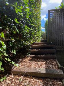 una escalera con una valla y algunas hojas en Homestay free breakfast Close Motorway, en Auckland