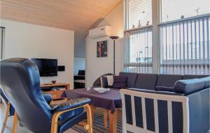 FlovtにあるAmazing Home In Haderslev With 3 Bedrooms, Sauna And Wifiのリビングルーム(ソファ、テーブル付)