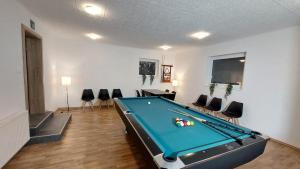 una sala de estar con una mesa de billar. en Apartments T E M P F E R 2 new 80 m2 WELLNESS, en Kranjska Gora