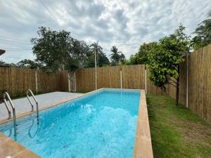 - une piscine dans une cour à côté d'une clôture dans l'établissement Two bedroom Villa Mango, à Ko Pha Ngan