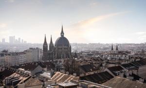 una vista aerea di una città con una cattedrale di voco Vienna Prater, an IHG Hotel a Vienna