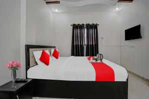 Un pat sau paturi într-o cameră la Flagship Hotel Ay Imperial