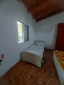 Un pat sau paturi într-o cameră la Casa en Pueblo Esther