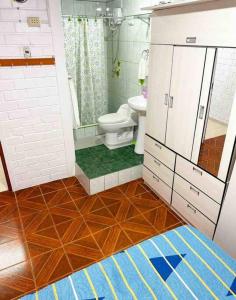 een badkamer met een toilet en een wastafel bij Casa de Playa Arena & Mar in Barranca