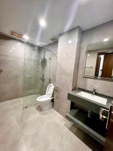 a bathroom with a toilet and a sink and a shower at HPT II Apartment chuỗi căn hộ Hải Phòng in Hai Phong