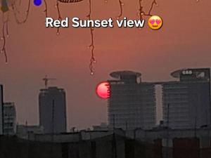 una puesta de sol roja de una ciudad con edificios en 4 RIVERS HOTEL en Phnom Penh