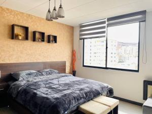 1 dormitorio con cama y ventana grande en Apartamento céntrico y panorámico en La Paz, en La Paz