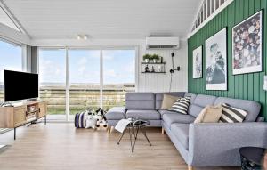 - un salon avec un canapé et une télévision dans l'établissement 2 Bedroom Lovely Home In Fredericia, à Fredericia