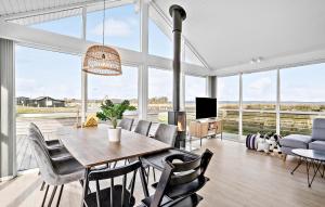 - une salle à manger avec une table et des chaises dans l'établissement 2 Bedroom Lovely Home In Fredericia, à Fredericia