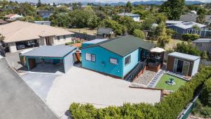 una vista aérea de una casa azul en Casa Verde - Mapua Holiday Home, en Mapua