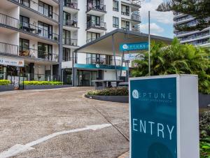 una señal frente a un edificio de apartamentos en Neptune Resort, en Gold Coast