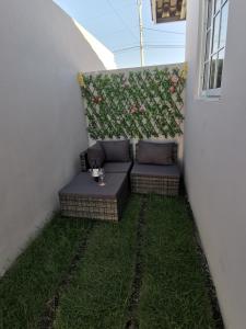 a small patio with a couch on the grass at Apartamento full en David, Chiriquí. 