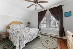 Fotografie z fotogalerie ubytování 232 W Pine Ave 4 Beds, 2 Baths v destinaci Wildwood