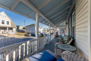 Fotografie z fotogalerie ubytování 232 W Pine Ave 4 Beds, 2 Baths v destinaci Wildwood