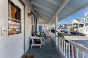 Fotografie z fotogalerie ubytování 232 W Pine Ave 4 Beds, 2 Baths v destinaci Wildwood