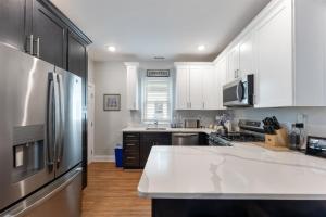 Fotografie z fotogalerie ubytování 232 W Pine Ave 4 Beds, 2 Baths v destinaci Wildwood