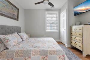 Fotografie z fotogalerie ubytování 232 W Pine Ave 4 Beds, 2 Baths v destinaci Wildwood