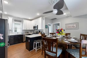 Fotografie z fotogalerie ubytování 232 W Pine Ave 4 Beds, 2 Baths v destinaci Wildwood