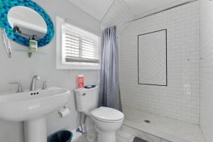 Fotografie z fotogalerie ubytování 232 W Pine Ave 4 Beds, 2 Baths v destinaci Wildwood