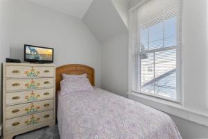 Fotografie z fotogalerie ubytování 232 W Pine Ave 4 Beds, 2 Baths v destinaci Wildwood
