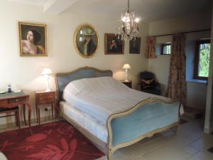 Postel nebo postele na pokoji v ubytování Gîte de charme avec salle de jeux et home-cinéma près des étangs de Tronçais - FR-1-489-499