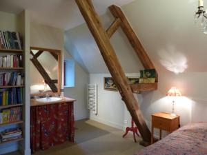 ein Schlafzimmer mit einem Bett, einem Waschbecken und einem Bücherregal in der Unterkunft Gîte Le Brethon, 7 pièces, 12 personnes - FR-1-489-499 in Le Brethon