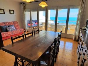 comedor con mesa y vistas al océano en Apartamento Llançà, 3 dormitorios, 8 personas - ES-170-69, en Llançà