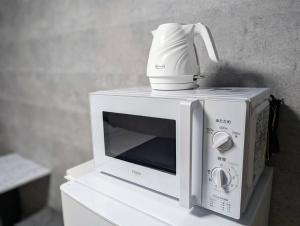 a blender sitting on top of a microwave at Home cruise西小山 in Tokyo