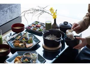 uma mesa coberta com pratos de comida e tigelas de comida em MOGANA - Vacation STAY 59297v em Quioto