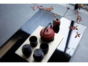una mesa con cuatro tazas y un jarrón en ella en MOGANA - Vacation STAY 59285v, en Kioto