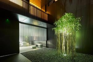 duży szklany wazon z rośliną w pokoju w obiekcie MOGANA - Vacation STAY 59258v w mieście Kioto