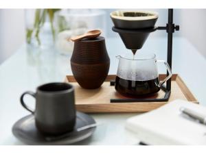 京都市にあるMOGANA - Vacation STAY 21184vのコーヒーメーカー、木製のスタンドのカップ +7枚の写真