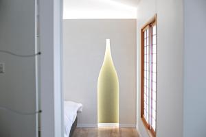 Rúm í herbergi á Forest Guardian Hotel 京都御所西