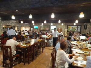 een groep mensen die aan tafel zitten in een restaurant bij Hotel Rincon Huasteco in Ciudad Valles