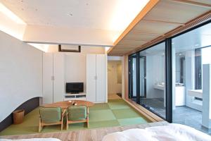 Sjónvarps- og/eða afþreyingartæki á Forest Guardian Hotel 京都御所西