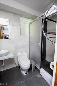 Ванная комната в Latinos House Cusco