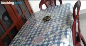 una mesa con un mantel azul y blanco en Himasha guest en Mirissa