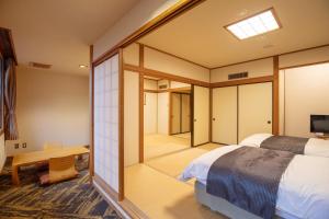 富士河口湖町にある本栖フェニックスホテルのベッドルーム(大きな窓、ベッド付)