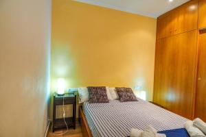 ein kleines Schlafzimmer mit einem Bett und einem Schreibtisch in der Unterkunft Aire Apartment by Hello Homes Sitges in Sitges