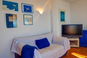 Televízia a/alebo spoločenská miestnosť v ubytovaní Amazing Seaview Apartment by Hello Homes Sitges