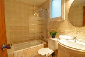 Kúpeľňa v ubytovaní Amazing Seaview Apartment by Hello Homes Sitges