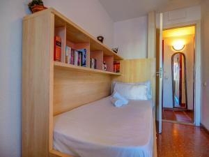 Cama en habitación con estantería en Aquamarine Terrace Apartment by Hello Homes Sitges, en Sitges