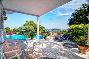 錫切斯的住宿－Can Ferran by Hello Homes Sitges，一个带桌椅的庭院和一个游泳池
