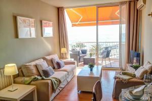 uma sala de estar com um sofá e uma mesa em La Gioia 3 by Hello Homes Sitges em Sitges